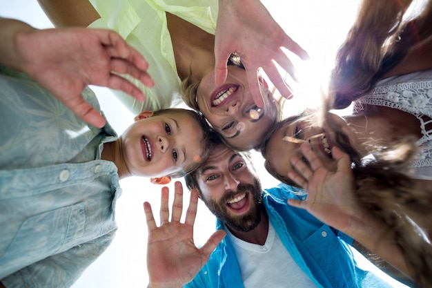 Familie die en wirwar in werf gesturing vormen