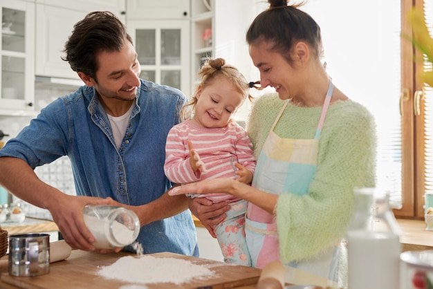 Familie die eten bereidt in de keuken