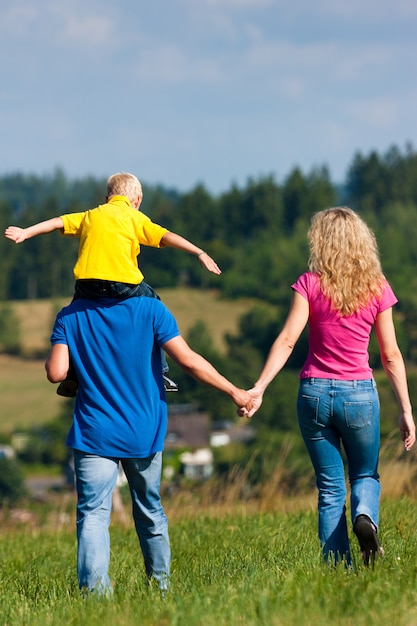 Familie die gang op weide hebben