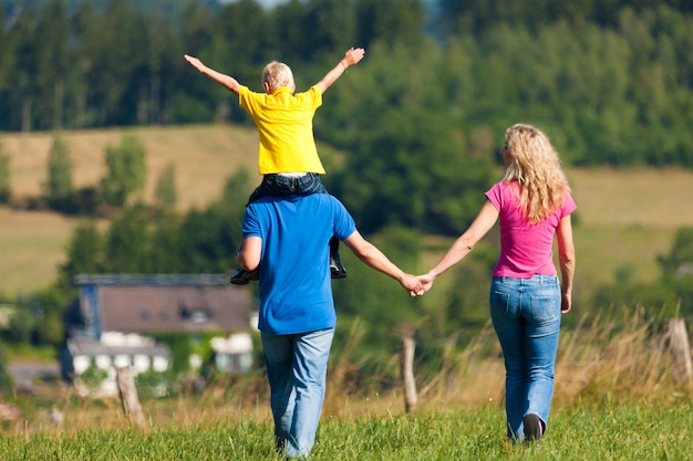 Familie die gang op weide hebben