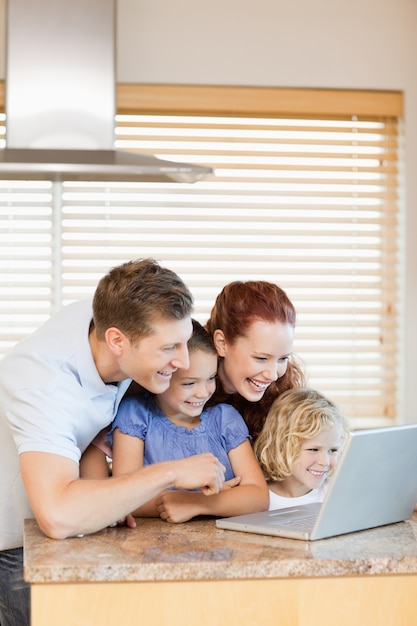 Familie die het internet in de keuken verkent