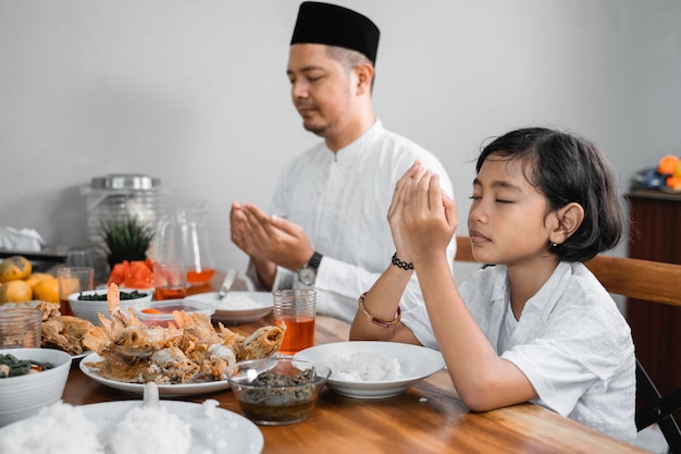 Familie die het vasten verbreekt