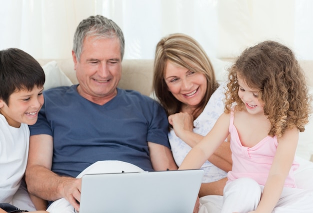 Familie die hun laptop bekijkt