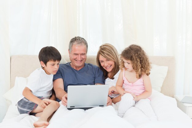 Familie die hun laptop bekijkt