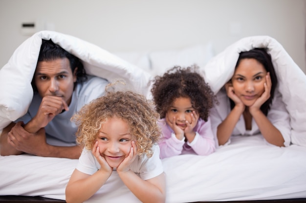 Familie die in de slaapkamer speelt