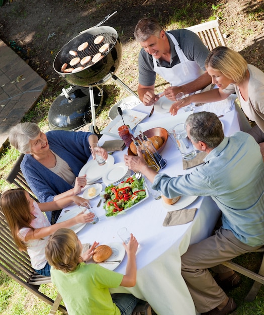 Familie die in de tuin eet