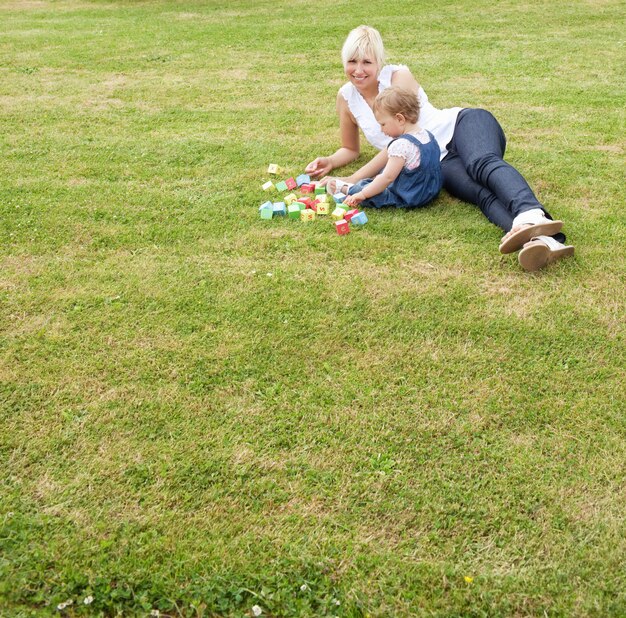 Familie die in het gras ligt