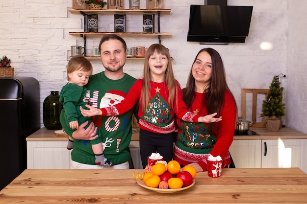 Familie die in keuken op Kerstmis thuis wacht