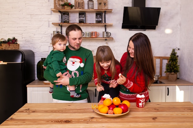 Familie die in keuken thuis op Kerstmis wacht. vrolijk kerstfeest en een gelukkig nieuwjaar