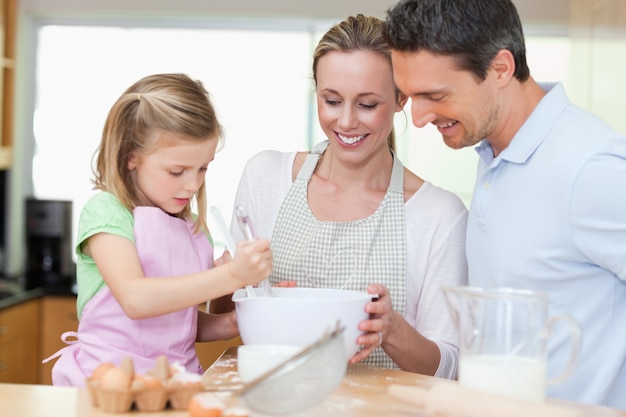 Familie die koekjes maakt