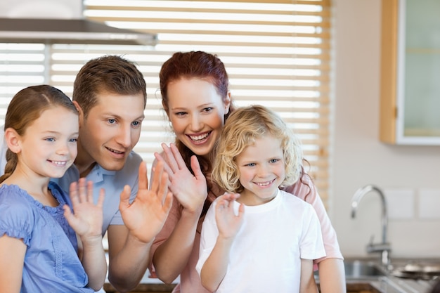 Familie die met hun handen golft