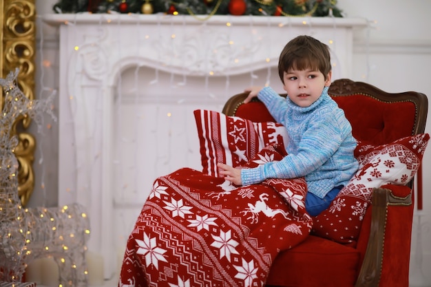 Familie die mooie levende kerstboom verfraait. Liefdevolle familie met cadeautjes op de kamer. Gelukkige familie op vakantie.