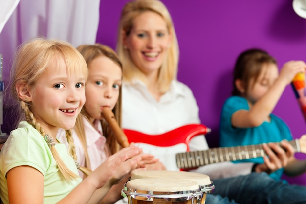 Foto familie die muziek maakt