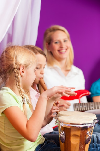 Familie die muziek thuis maakt