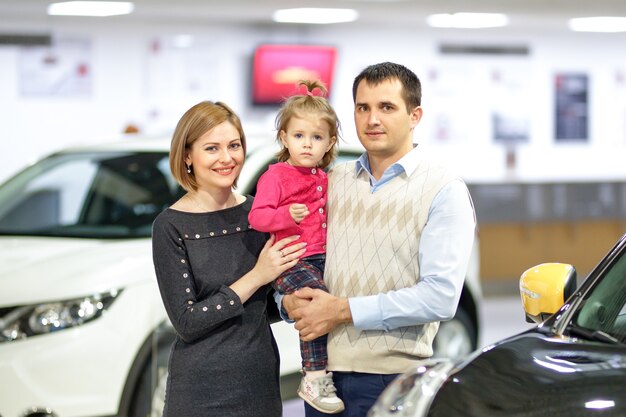 Familie die nieuwe auto in autowinkel koopt