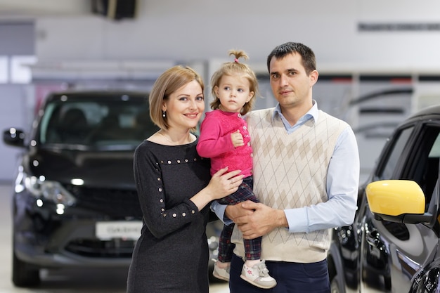 Familie die nieuwe auto in dealer koopt