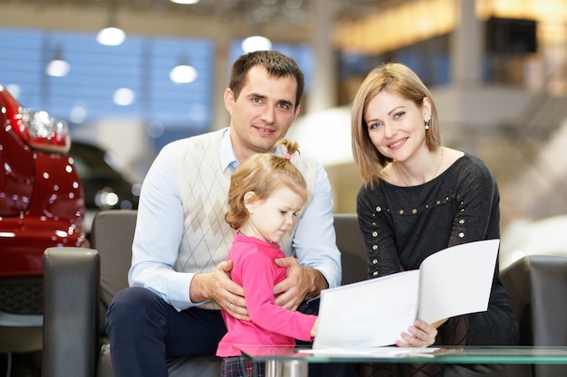 Familie die nieuwe auto in dealer koopt