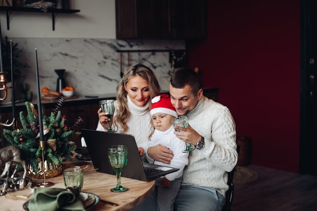 Familie die nieuwjaar op afstand viert.