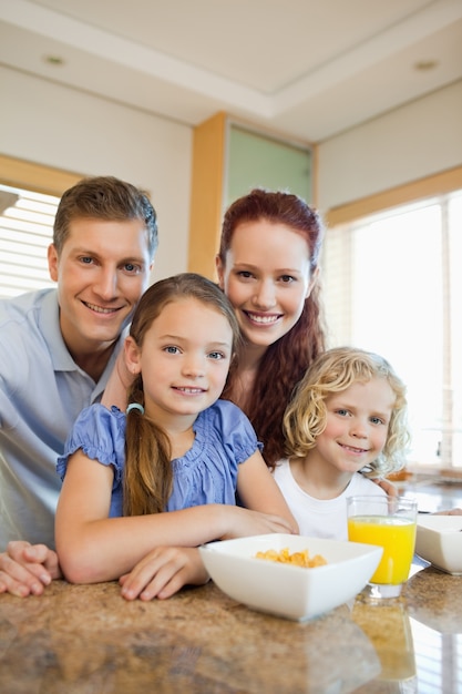 Familie die ontbijt in de keuken heeft