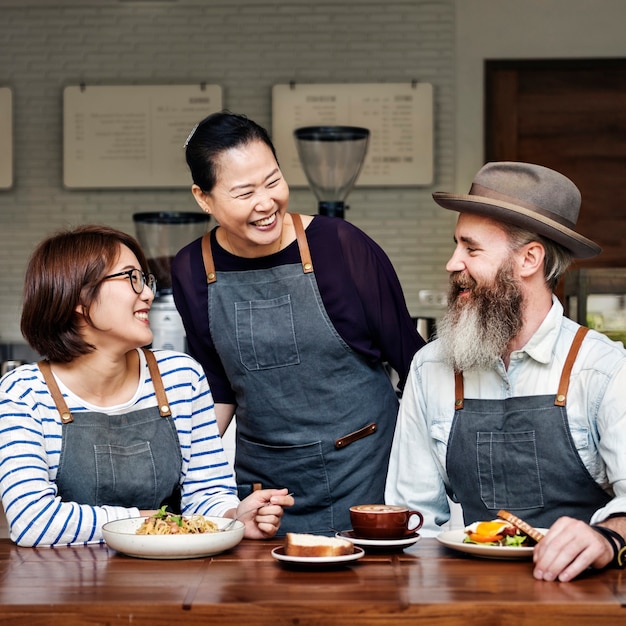 Foto familie die ontbijt samen koffiehuisconcept eten