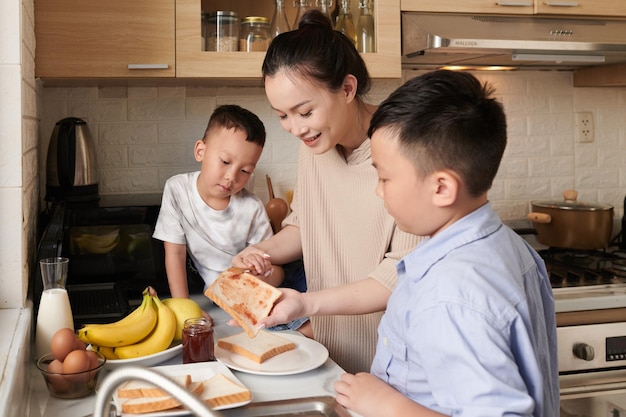 Familie die ontbijttoosts maakt