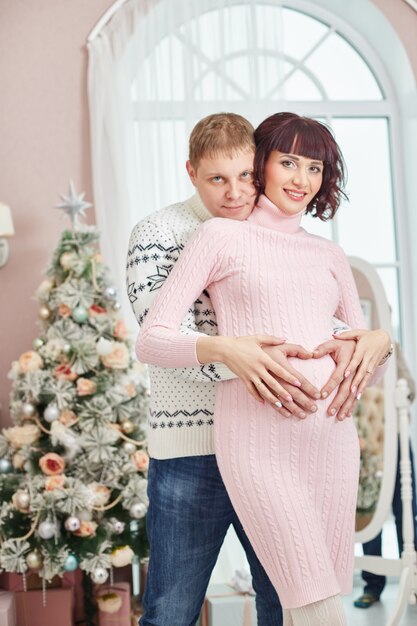 Familie die op de geboorte van het kind wacht