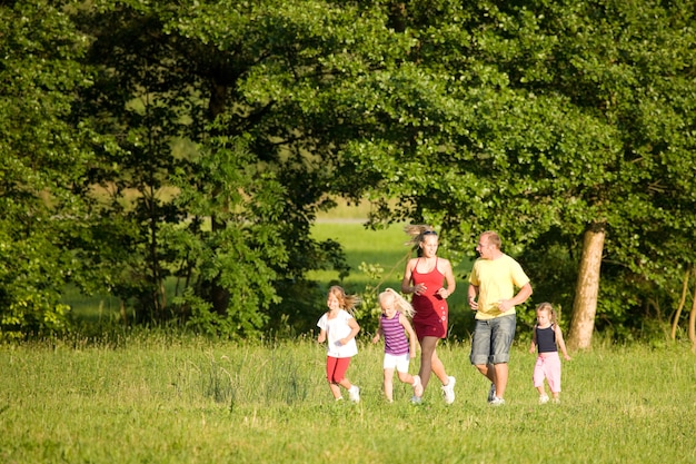 Familie die op een grasgebied aanstoot