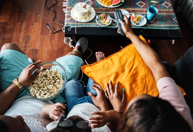 Familie die popcorn eet