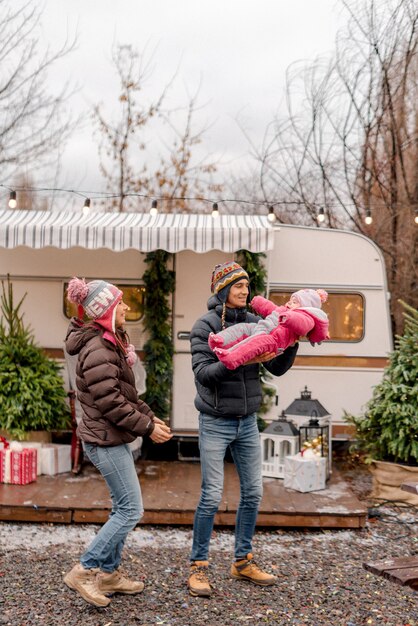 Familie die rust in de wintercamping heeft