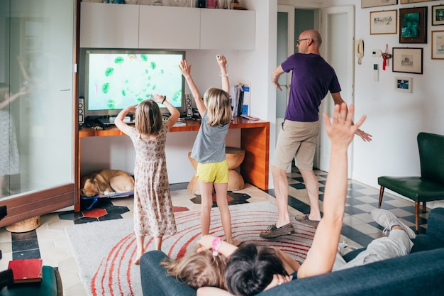 Familie die samen binnen het spelen videospelletje danst