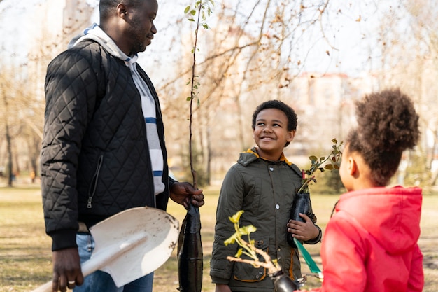 Familie die samen een boom wil planten