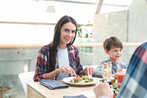 Familie die samen in het restaurantlunchconcept zit