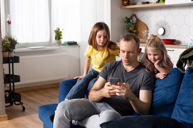 Foto familie die samen quality time heeft