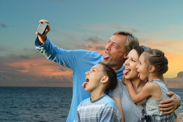 Familie die selfie op zee maakt