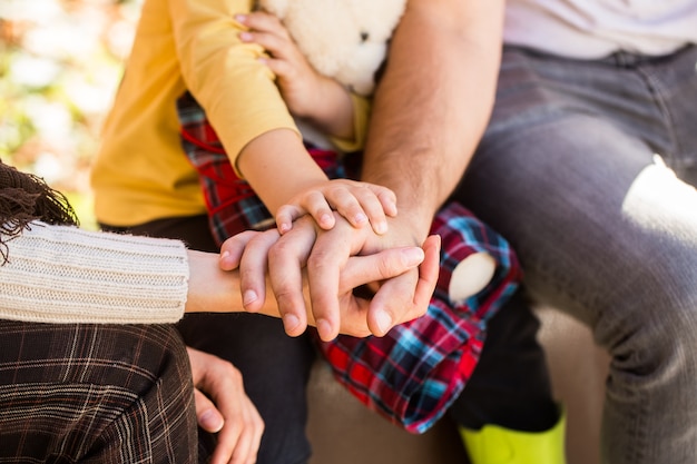 Familie die stapel handen vormt