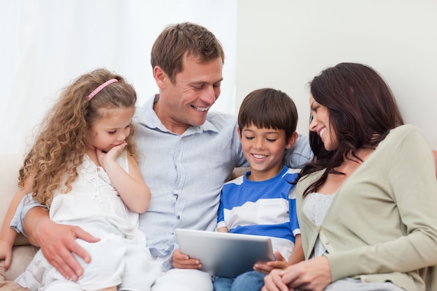 Familie die tablet samen gebruiken