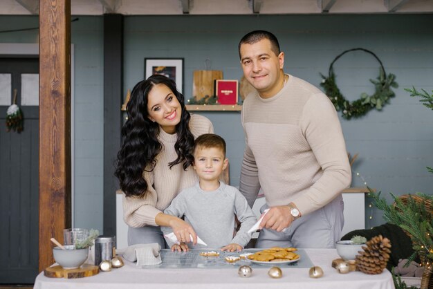 Familie die thuis koekjes maakt