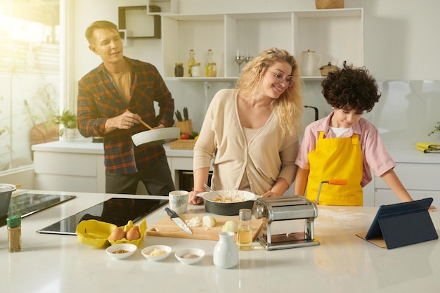 Familie die thuis pasta maakt