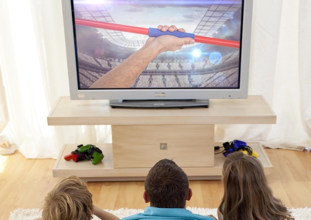 Familie die thuis speerwerpen op televisie kijkt
