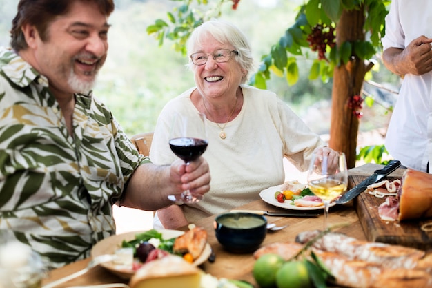 Familie die van een Mediterraan diner in openlucht geniet