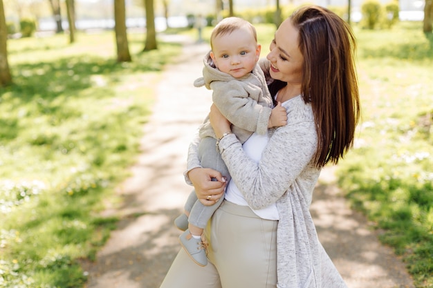 Familie die van wandeling In Park geniet