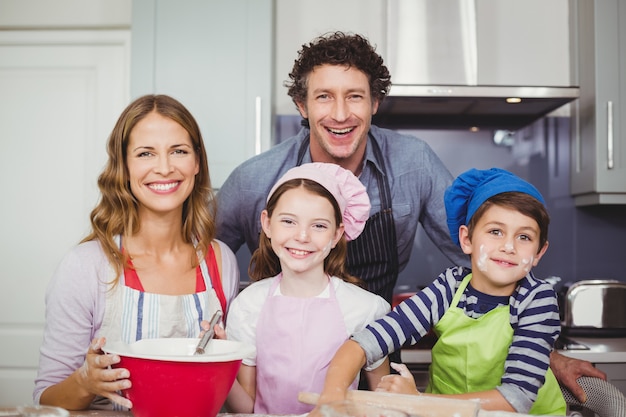 Familie die voedsel in de keuken voorbereidt