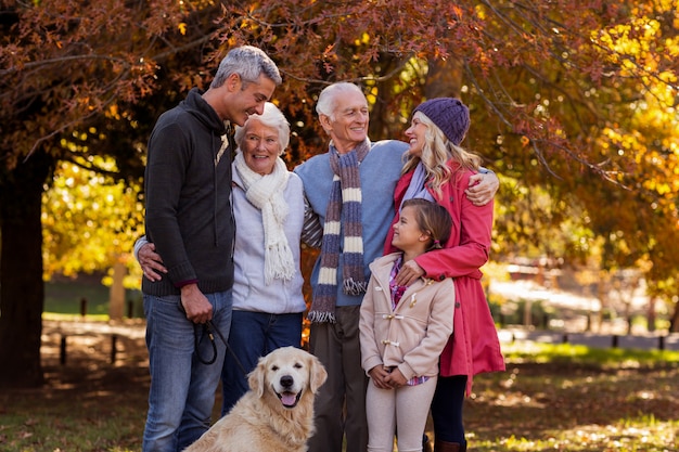 Familie die zich met hond bij park bevindt