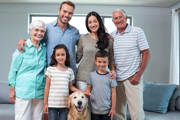 Familie die zich samen met hond bevindt