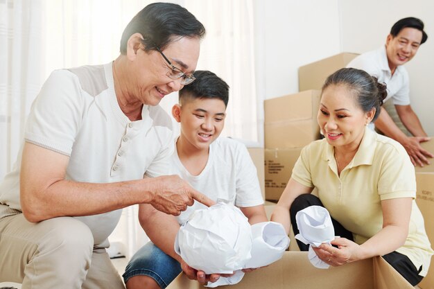 Familie dingen inpakken en verpakken