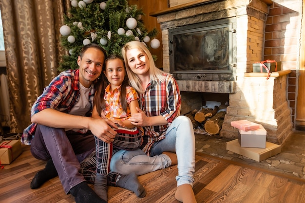 familie en kerstboom in een oud houten huis