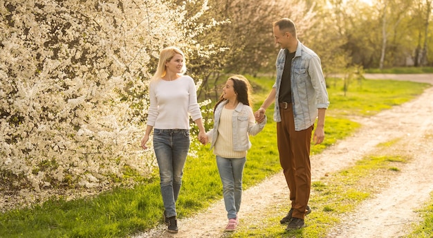 Familie en kind buiten in de lente natuur, rust.