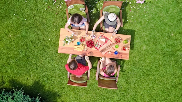 Familie en vrienden samen buiten eten op zomer tuinfeest. luchtfoto van tafel met eten en drinken van bovenaf. vrije tijd, vakantie en picknick concept