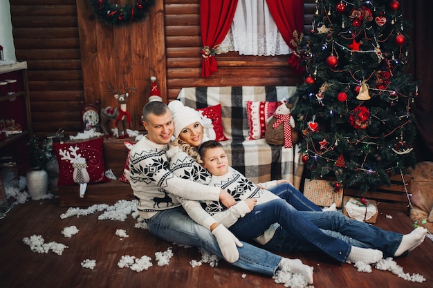 Familie en zoon knuffelen in bijpassende truien