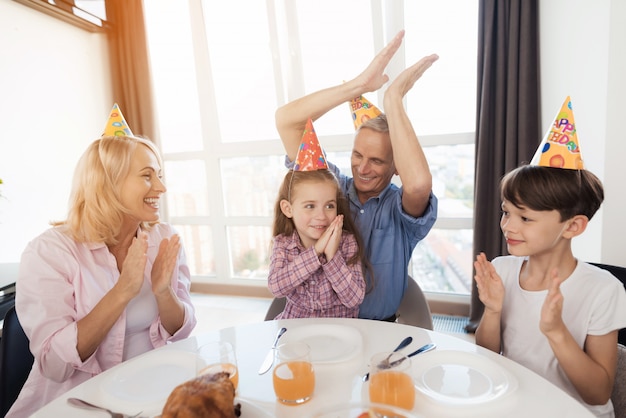 Familie feliciteert het kleine meisje op haar verjaardag